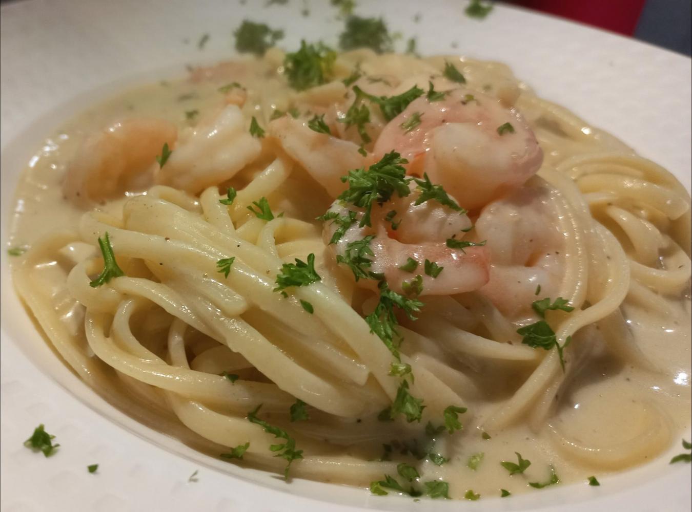 pasta en salsa blanca con camarones